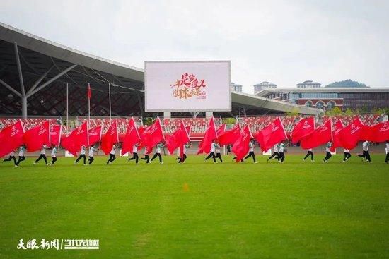 15岁男孩西格（Gijs Blom 饰）性情和顺，爱好活动。 他刚进选校田径队，颠末一个炎天的练习，将和小火伴们一路加入全国角逐。马克（Ko Zandvliet 饰）是西格的接力队友，两人关系密切，顽耍和操练都在一路，渐渐生出暗昧的情感。清亮湖水中，两个男孩不由自主的接 吻， 仿佛产生了甚么，又仿佛甚么也没产生......由于背叛飙车的哥哥，西格熟悉了邻家女孩杰西卡（Lotte Razoux Schultz 饰）。可是和她在一路，其实不像和马克那末舒服，马克看他的眼神更让他揪心。为何喜好一小我却不克不及表达？西格需要时候来理清头绪。